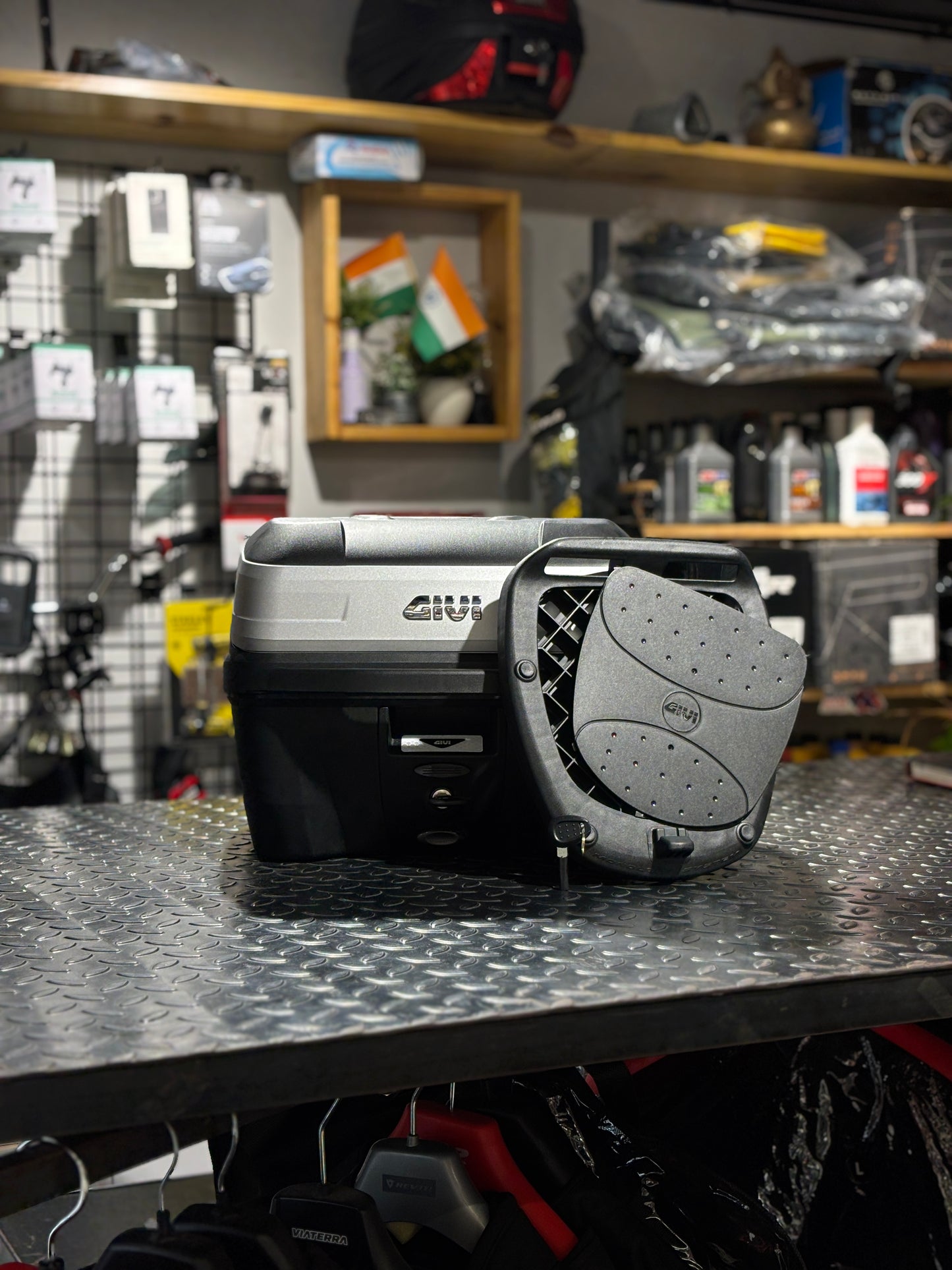 GIVI BOLD TOP BOX 32 Liters